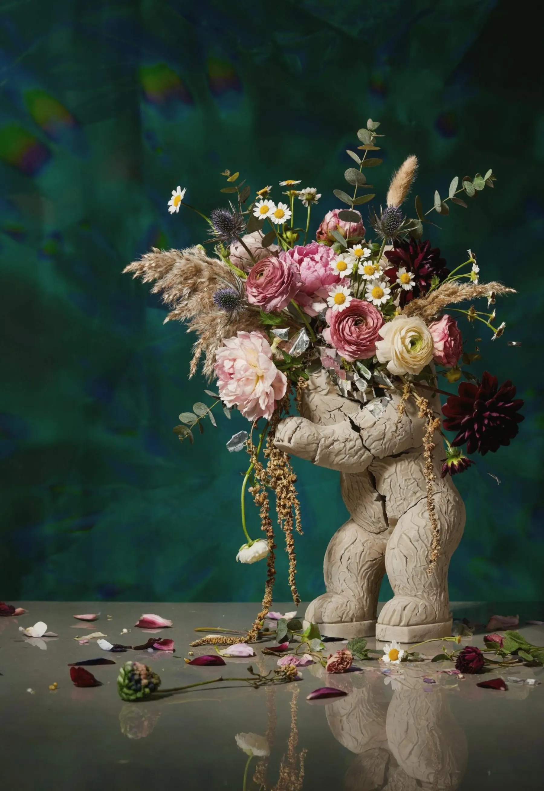 Berlin ayısından fışkıran çiçekler — Kız Rakısı still life